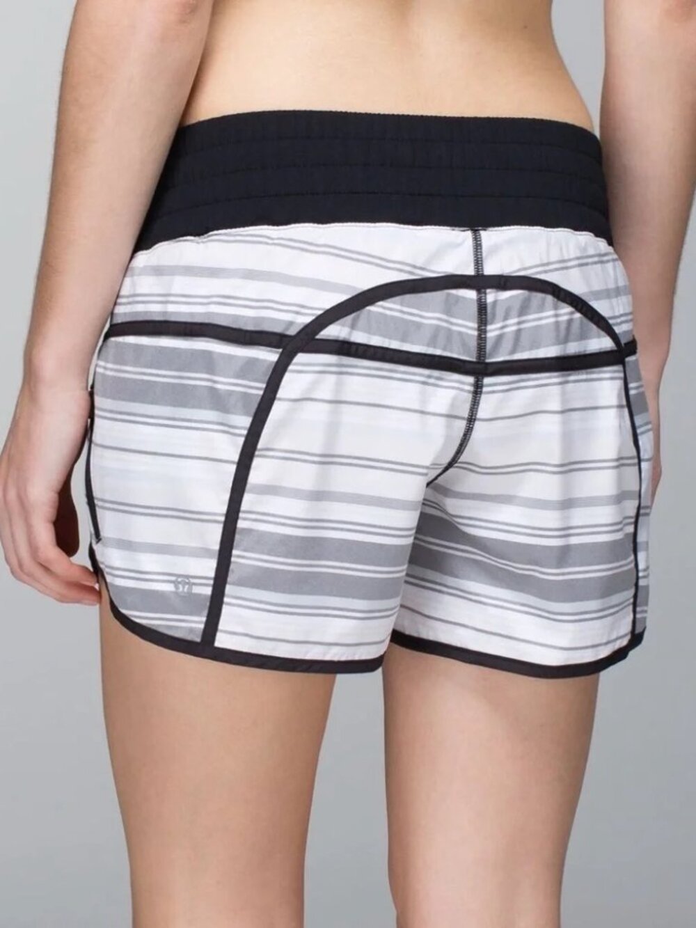 Lululemon Tracker Short *2-way Stretch Mini Groovy Stripe Dune Horizontal Black